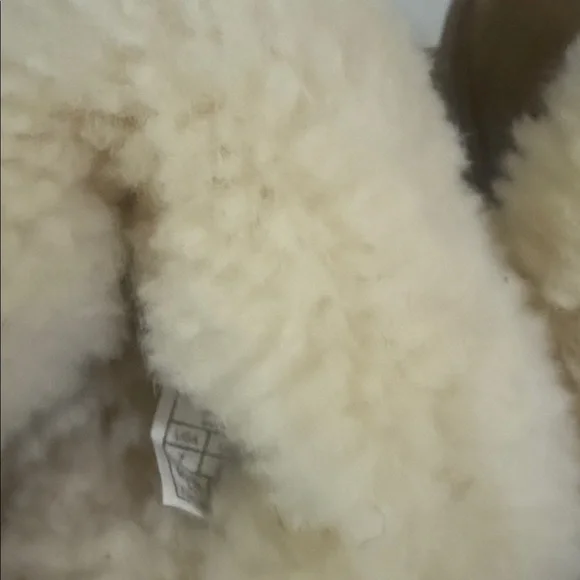 UGG Tan and Cream Shearling Slippers for kids - Picture 10 of 12